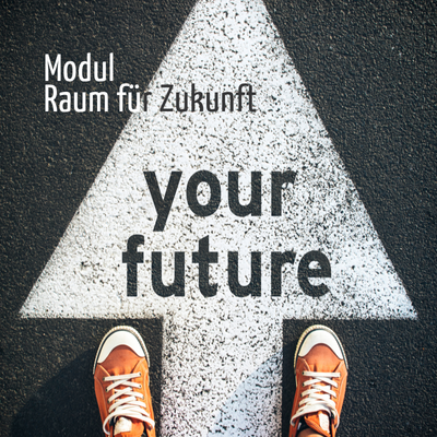 Weißer Pfeil mit der Aufschrift 'your future' auf Asphalt, davor orangefarbene Schuhe, Text 'Modul 2'